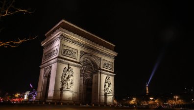 По проект на Кристо: Опаковат Триумфалната арка в Париж