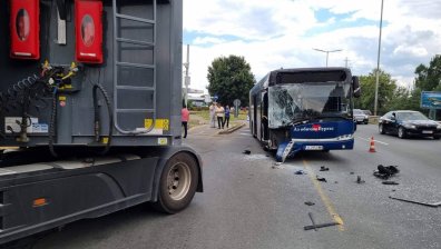 "Имаше хора по земята": Жена е в болница след катастрофата в Бургас, пътували 50 души