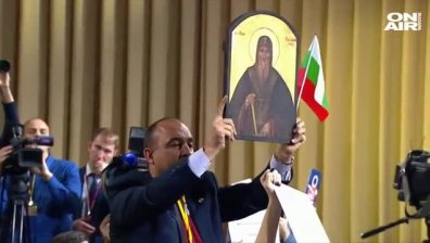 Наш журналист прекъсна пресконференция на Путин с викове "В България много ви обичаме"