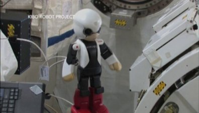 Първият робот-астронавт се наслаждава на космоса