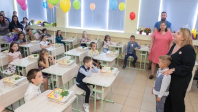 60 хил. първокласници чуха училищния звънец за пръв път (видео+снимки)