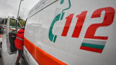 Линейка се заби в дърво на път за Спешна помощ, пациентката е пострадала