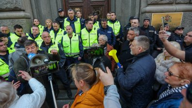 Протест пред НС: Искат оставката на състава на ЦИК и касиране на изборите (СНИМКИ)