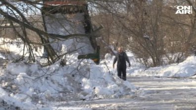 В Русе извозват натрупалия сняг извън града