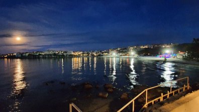 Централният плаж в Созопол откри сезона с ефектна заря