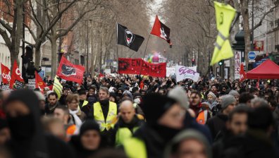 Недоволството не стихва: Франция отново е залята от протести