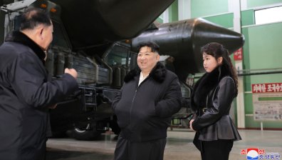 Ким Чен Ун ръководи военна демонстрация с нов боен танк