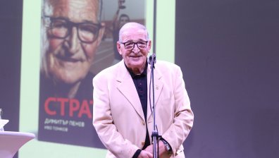 Биографията на една легенда: Животът на Димитър Пенев в книга (+снимки)