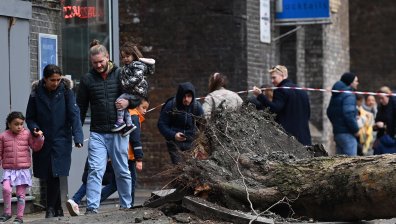 "Юнис" уби 30-годишна във Великобритания и остави 200 000 домакинства без ток