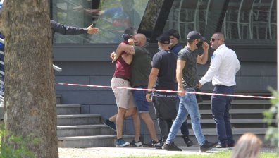 Обвинение в хулиганство за бияча, хвърлил телефон на журналист