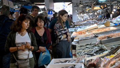 Как гърците продължават да обедняват с всеки изминал ден