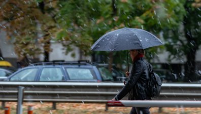Времето днес: Облачно и ветровито с дъжд и сняг