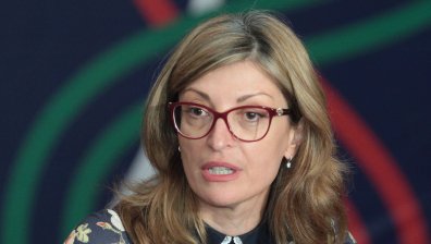 Министър Захариева се самоизолира, Петко Дойков е с Ковид-19