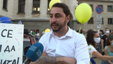 Да отпразнуваш рождения си ден с хилядите протестиращи