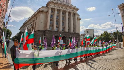 Протестиращи служители на "Автомагистрали - Черно море" блокираха центъра на София
