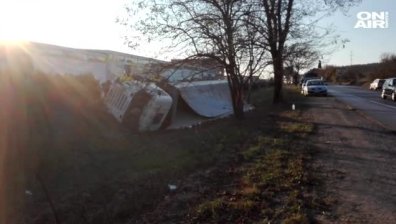 Отнето предимство и камион удари 6 паркирани коли във Велико Търново