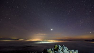 Мъглявината Драконово яйце - по-голямата звезда е погълнала по-малката
