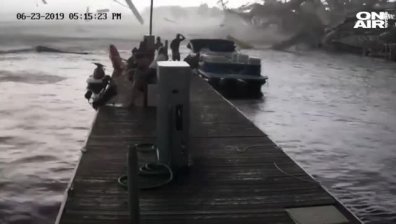 Туристи погледнаха смъртта в очите след мощно торнадо в Кентъки (видео)
