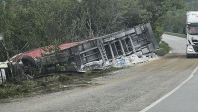 Затвориха за движение пътя София - Варна, изтеглят обърнал се ТИР