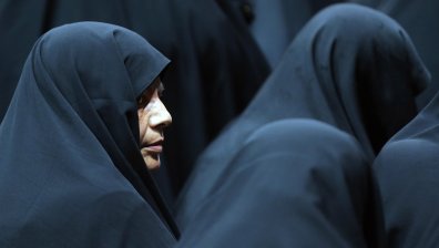 Иран следи за жени без хиджаб, нова смъртна присъда на протестиращ