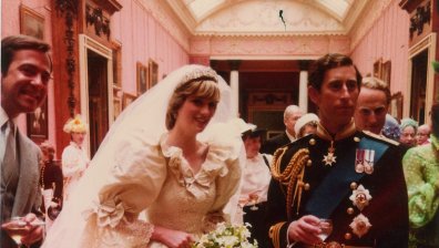 След 40 г. - парче от сватбената торта на Даяна и Чарлз беше продадено на търг