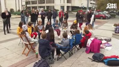 Протест заради тест: Превърнаха площад в Бургас в открита класна стая