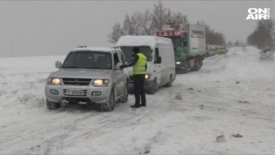 Закъсали автомобили затвориха пътя Русе-Разград