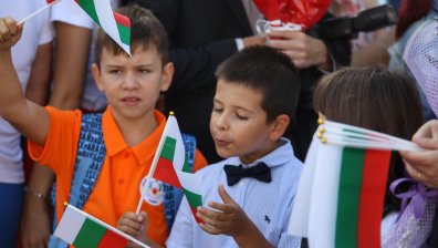 Удари първият звънец: Учители, родители и ученици откриха тържествено учебната година