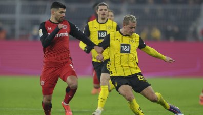 Шампионът "Байер" подчини "Борусия" в зрелищен мач в Дортмунд