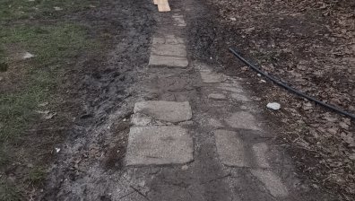 Кална пътека, по която родители в кв. "Младост" водят децата си на градина