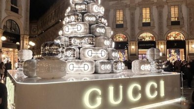 Екоактивисти хвърлиха боя по "елхата" на "Гучи" в Милано за €1 млн.: Не е екосъобразно