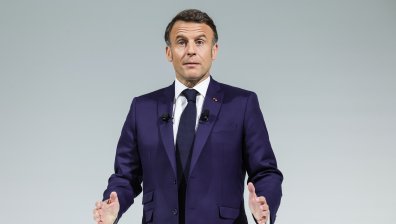 Макрон няма да подава оставка, призова за обединение