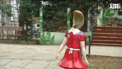 Вандали обезобразиха куклата Кели до Шишковата градинка във Варна