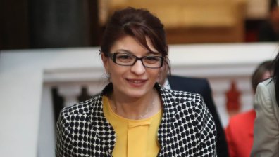 Атанасова: Радев да покаже своя вариант на Конституция