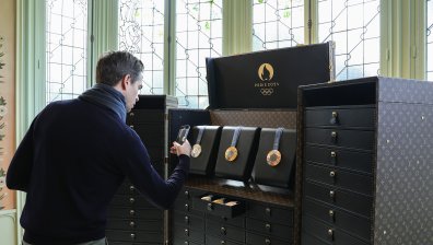 Louis Vuitton изработи специални кутии за медалите и факлите в Париж (+СНИМКИ)