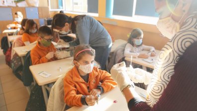 Малките ученици обратно в клас (след тест)