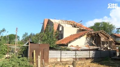 Къщи без покрив и изкоренени дървета в Гривица след бурята снощи