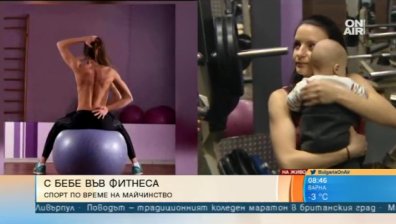 Паулина Ченкина приспива двумесечното си бебе с клекове във фитнеса