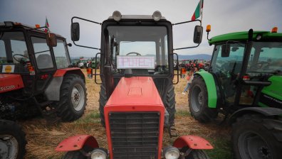 Земеделци блокират центъра на София, искат повече субсидии и оставката на Кирил Вътев