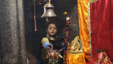 Продадено детство: Родители от Южна Азия омъжват малолетните си деца, пестят от разходи