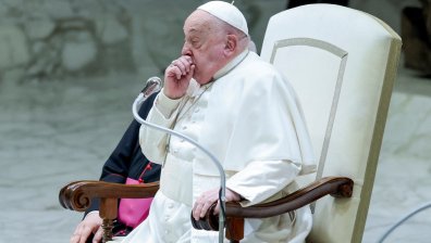 Призоваха кардиналите от цял свят да бъдат готови да пътуват спешно до Рим