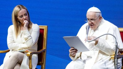 Папата притеснен: Само богатите италианци могат да имат семейства