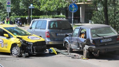 Такси с пътници се удари в 3 коли в локалното на "Цариградско"