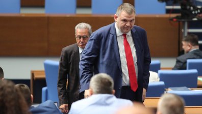 Депутатите заседават извънредно