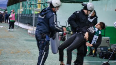 Полицейско насилие срещу украински фен на "Пирин" по време на мача с "Левски"