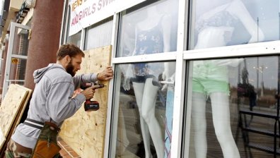 Летищата в Ню Йорк са затворени заради урагана Санди
