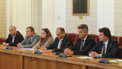 Политолог: БСП е малкият бял слон в стаята на преговорите с ИТН