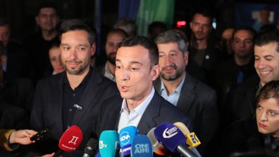 Васил Терзиев и екипът му в еуфория след победата на първия тур в София
