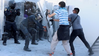 Мексико сити се превърна в бойно поле, щурмуваха президентския дворец