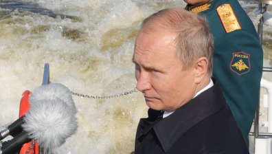 Владимир Путин инспектира от лодка място за нова руска корабостроителница